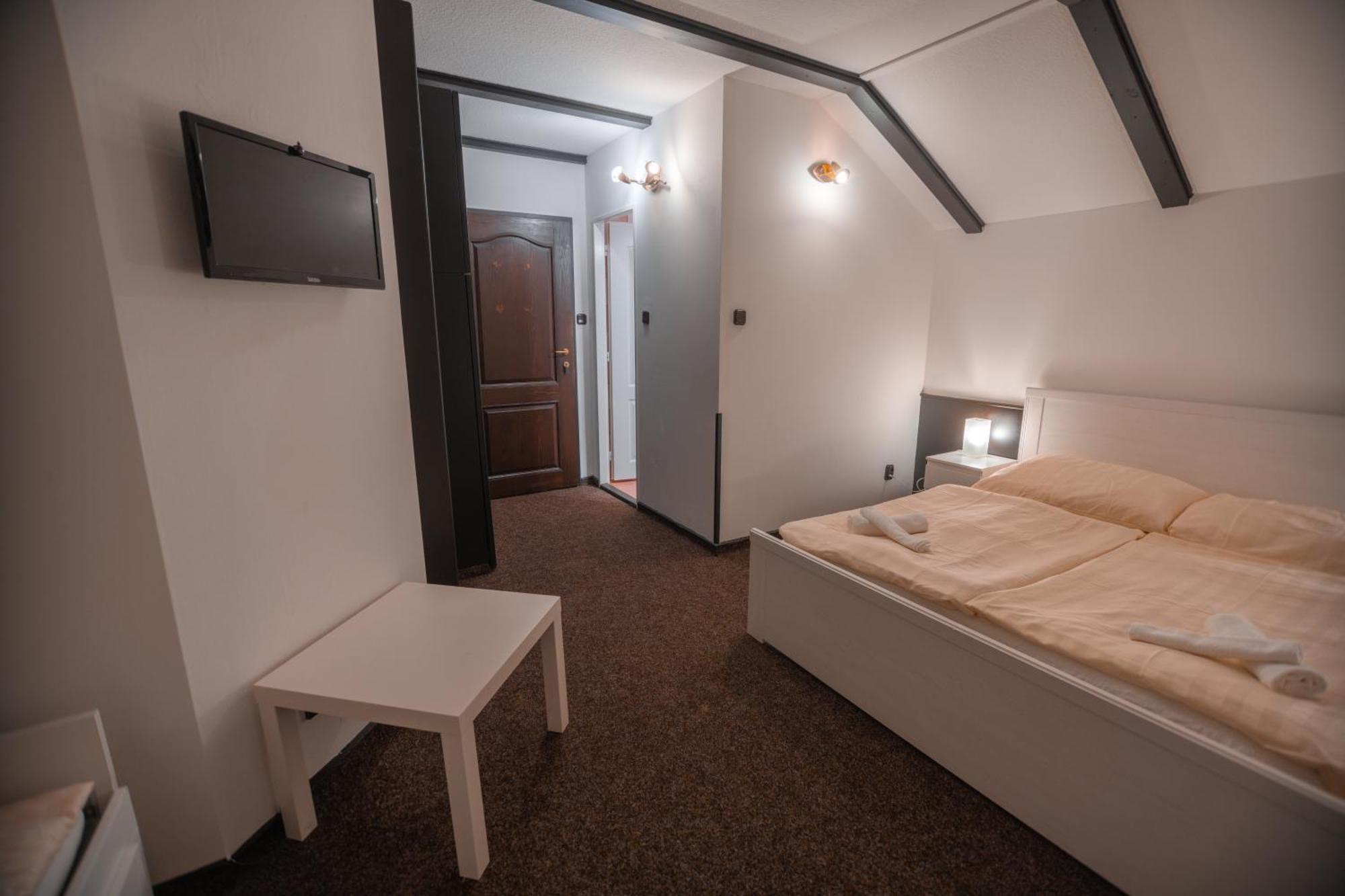 Hotel Lovecky Zamecek Orion Либерец Екстериор снимка