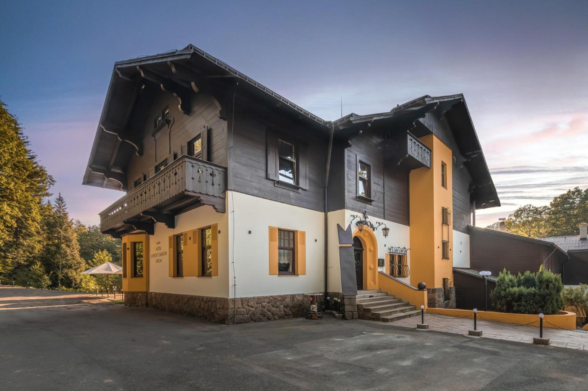 Hotel Lovecky Zamecek Orion Либерец Екстериор снимка
