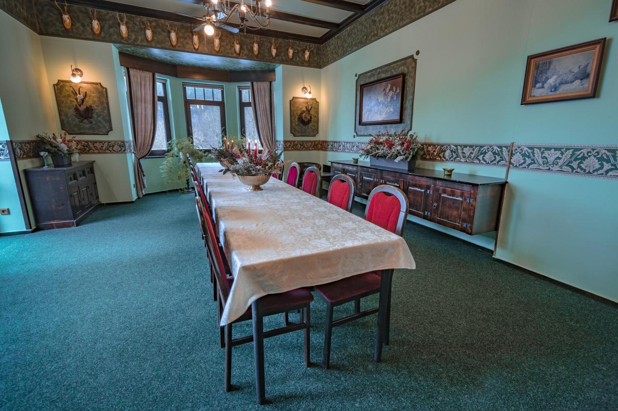 Hotel Lovecky Zamecek Orion Либерец Екстериор снимка