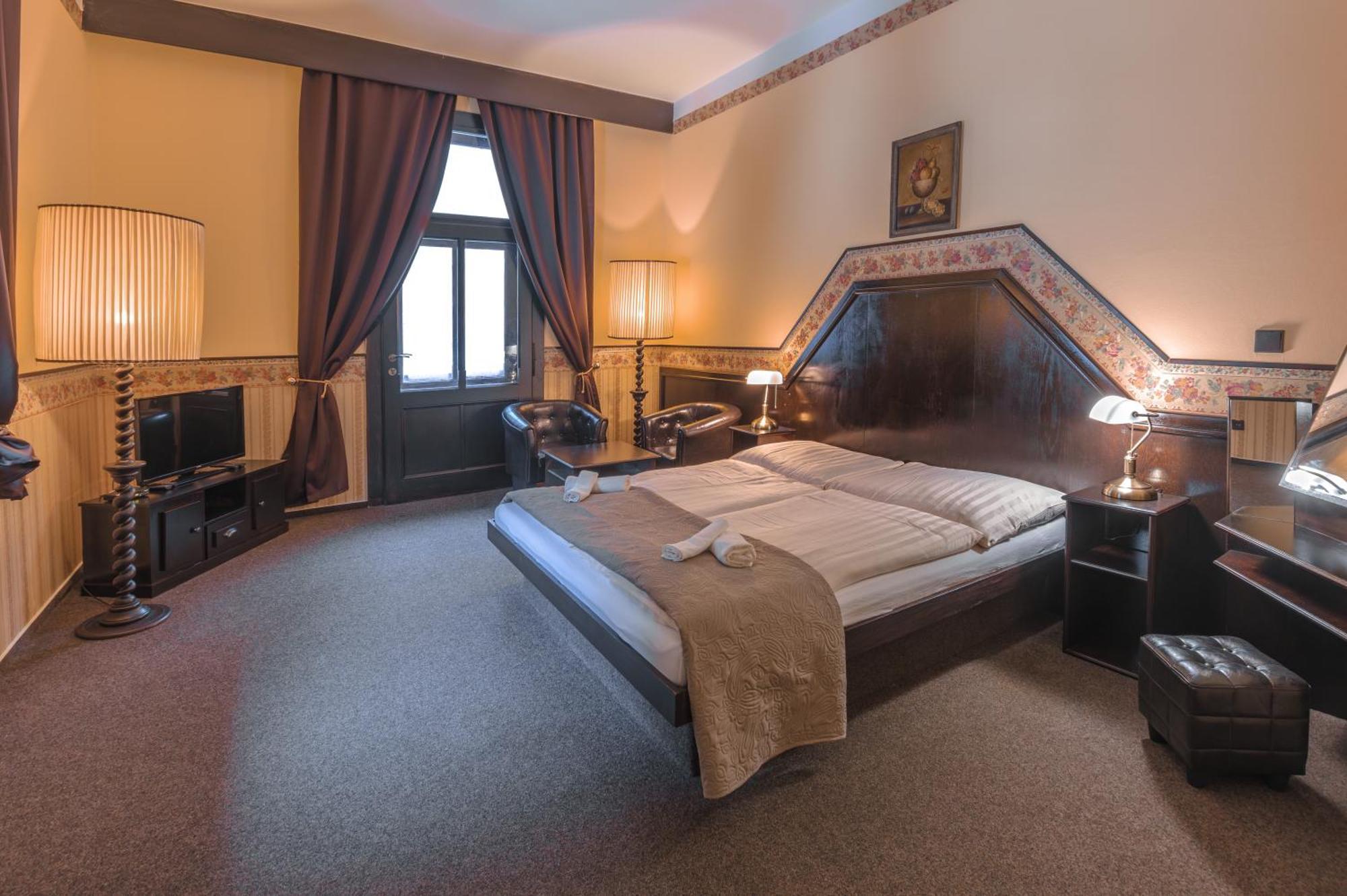 Hotel Lovecky Zamecek Orion Либерец Екстериор снимка